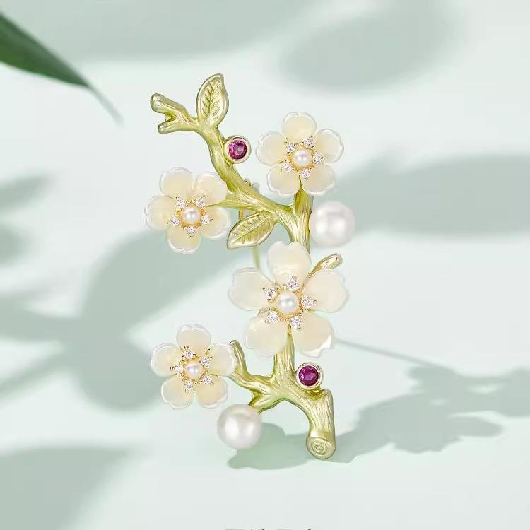 Yishu Pear Blossom Brooch High-End Women'S Niche Design Sense Brooch Pearl Enamel Blossom Pin Suit Coat Accessories