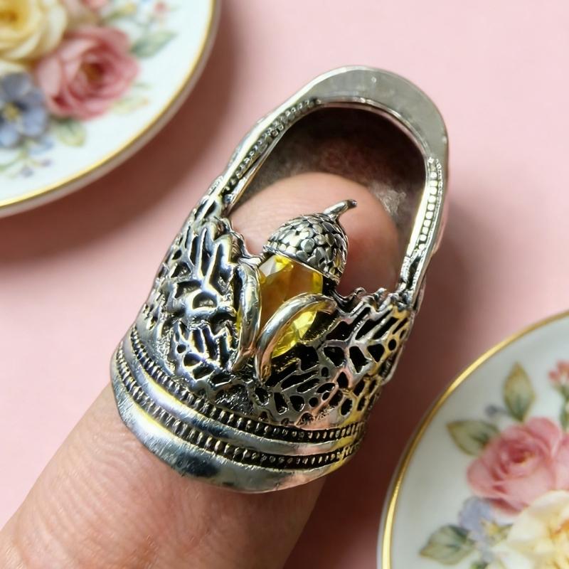 Прочный наперсток из сплава для любителей шитья и рукоделия, предлагающий открытый дизайн, гибкость и удобную посадку