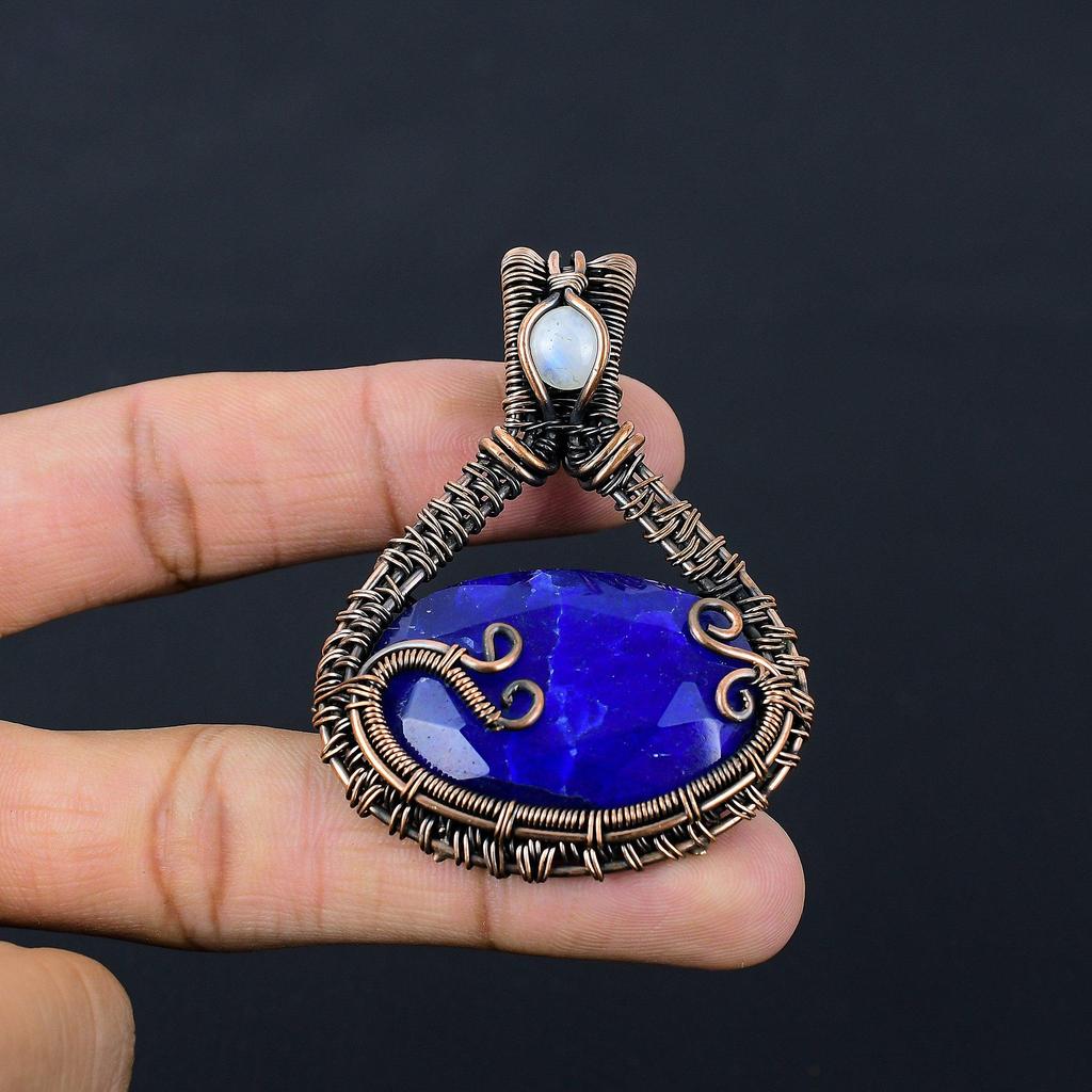 Созданный в лаборатории синий сапфировый драгоценный камень Чистая медная проволока, обернутая ювелирными изделиями ручной работы