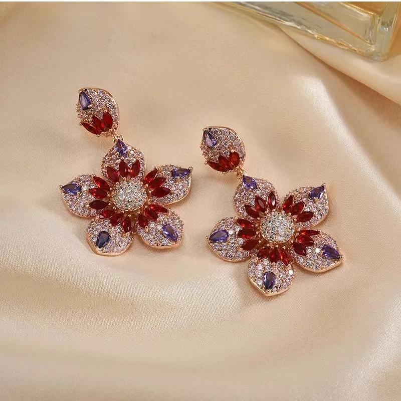 Серьги-гвоздики с цветочным узором из кубического циркония в стиле «тяжелая промышленность»