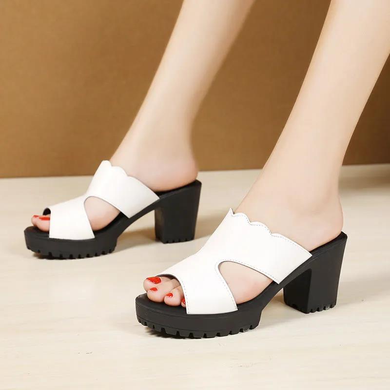 Сандалии и тапочки с мягкой подошвой на высоком каблуке. Женские летняя верхняя одежда из мягкой кожи на толстом каблуке. Нескользящие тапочки большого размера на толстой подошве.