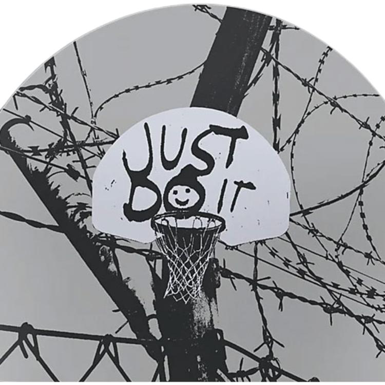 Nike X NBA Courtside Brooklyn Nets Графический принт Свободная баскетбольная рубашка с коротким рукавом Мужские топы черного цвета DR6289-010