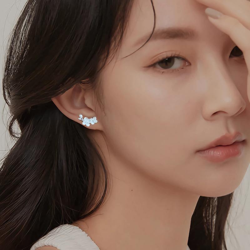 Серьги-гвоздики с матовыми цветами, милые литературные супер-феи, милые девушки, романтические серьги с цветущей вишней, ветки, листья, цветки сливы, серьги-гвоздики