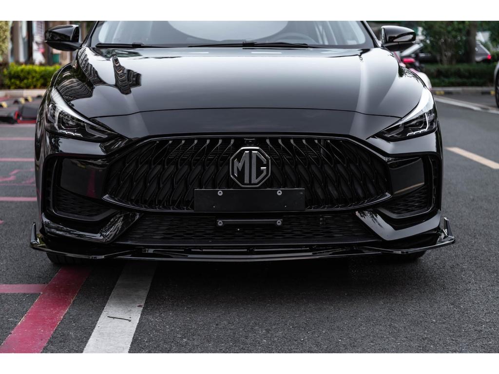 Совместимый комплект переднего бампера для MG5: Включает передний сплиттер, боковые юбки, задний спойлер и декоративную накладку на задний бампер.