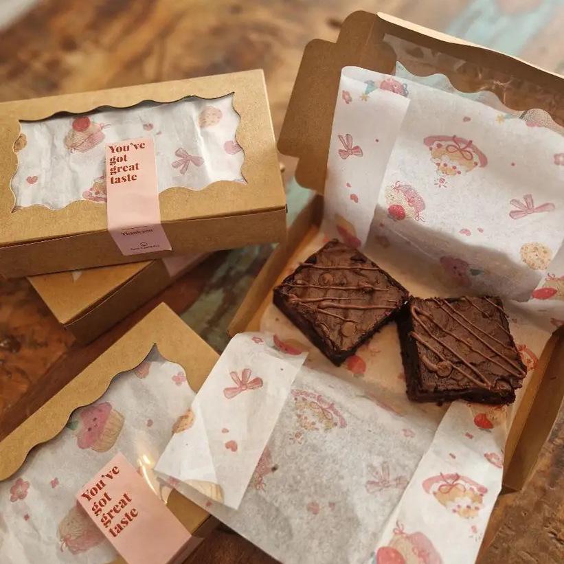 Белая картонная коробка из крафт-бумаги для выпечки с окном для тортов и десертов