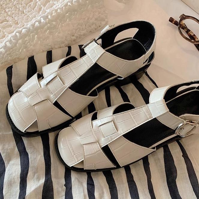 Spot second hair! Fashion versatile new square head woven hollow bag head flat Roman sandals women's pig cage shoes summer