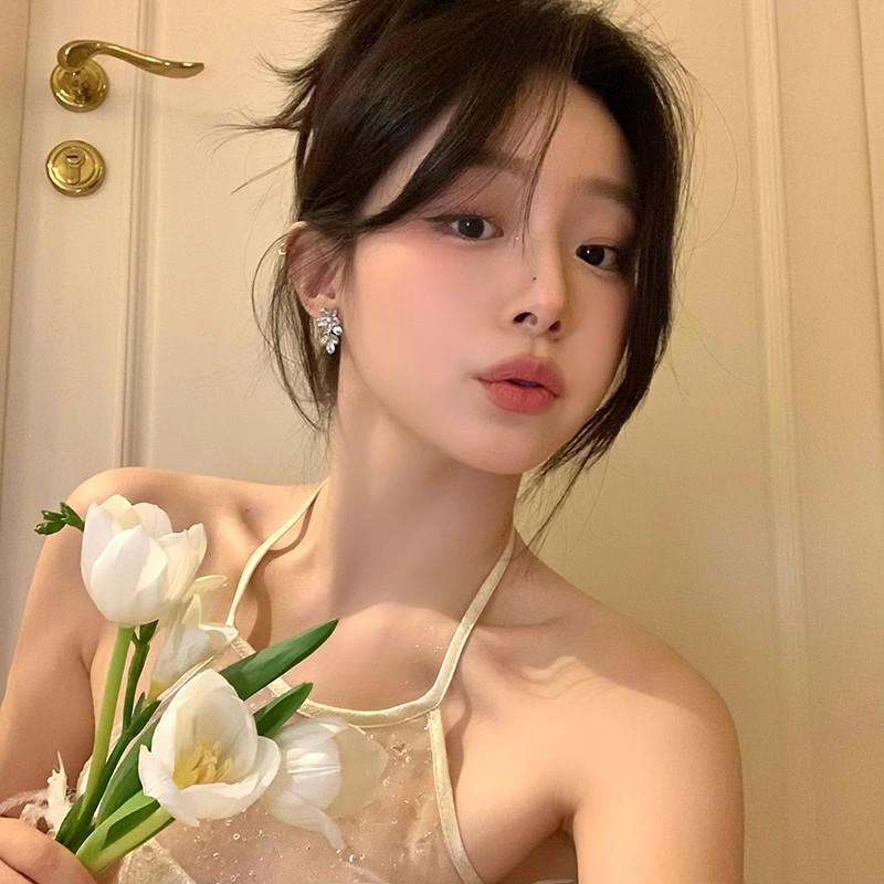 Серьги-цветы из серебра 925 пробы с цирконием: Универсальный, роскошный, высококачественный аксессуар для женщин.