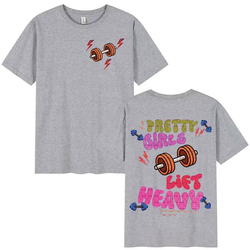 Очаровательный и милый мужчина носит очаровательную футболку с коротким рукавом в стиле ретро с принтом тяжелого мышечного фитнеса.