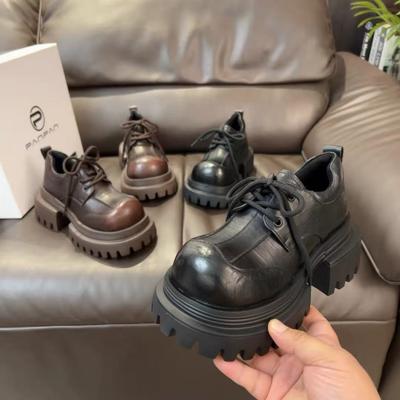 Ретро британский стиль большая голова модный дизайн полированные лоферы женские 2025 осень новые повседневные толстая подошва увеличивающие рост маленькие кожаные туфли