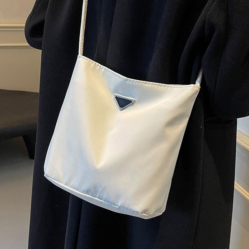 Korean Version of Ins Super Hot Bag Women's Bag New High End Simple Handbag Ins Commuting Bucket Bag