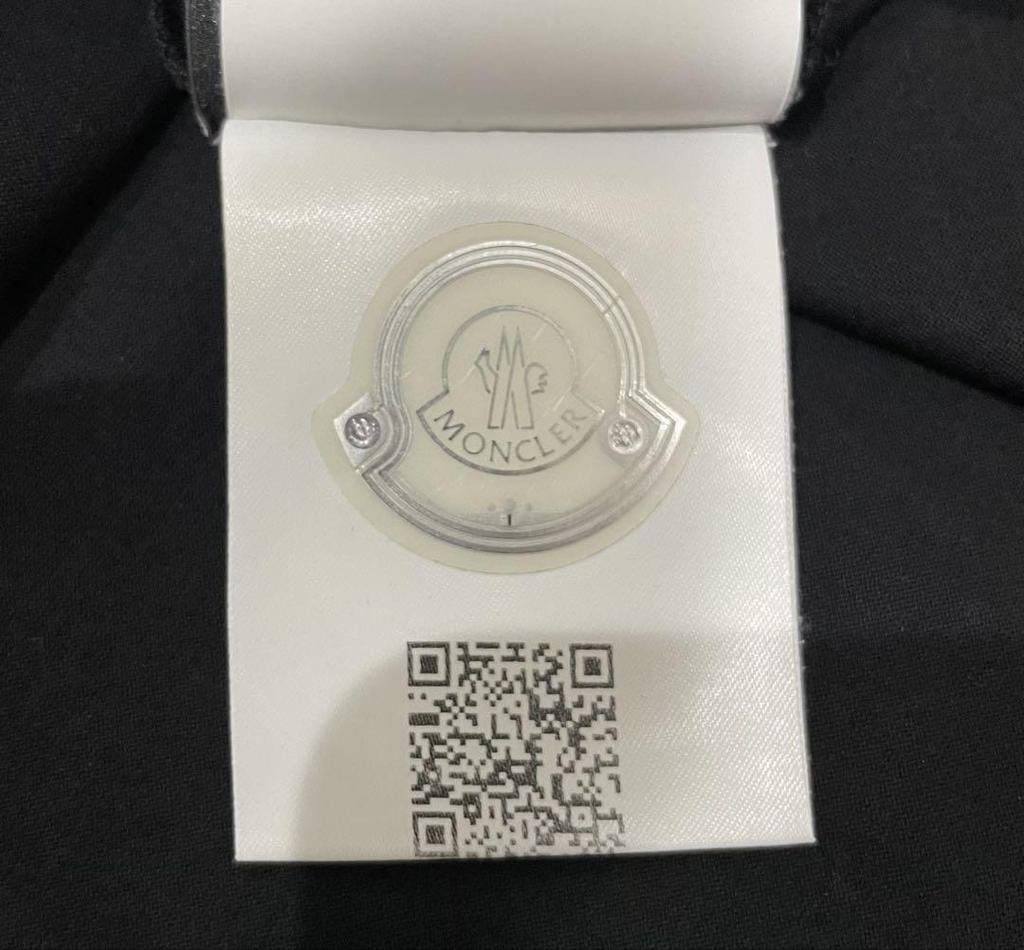 Подержанная женская футболка с коротким рукавом MONCLER