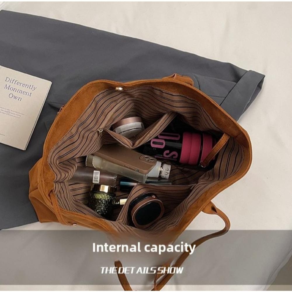 An Autumn and Winter-themed Matte Suede Single-shoulder Handbag, Which Is Casual and Versatile, with a Large Capacity and Designed As a Tote Bag.