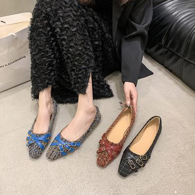 Ретро туфли-лодочки с мелким вырезом, маленьким квадратным носком, на плоской подошве, женская обувь 2025, новые весенне-осенние ленивые туфли, французская пряжка-ремень, женские туфли-лодочки