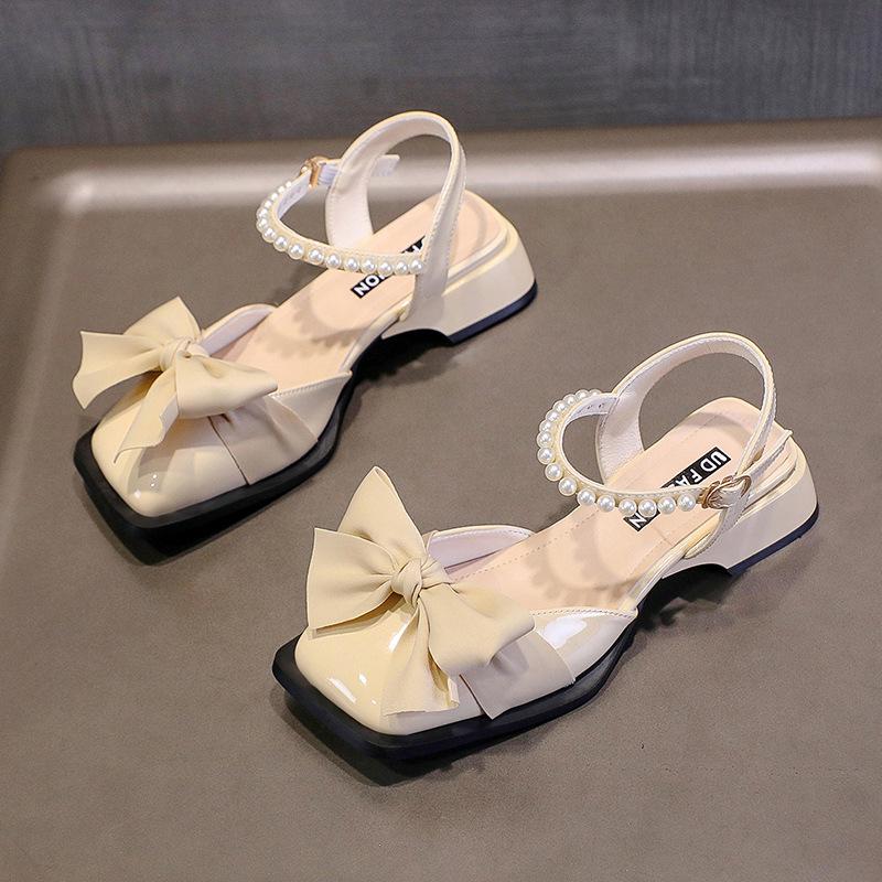 Большие однотонные сандалии с жемчугом для женщин 2024 года, летние новые однотонные пряжки, модные темпераментные банты, удобные женские туфли