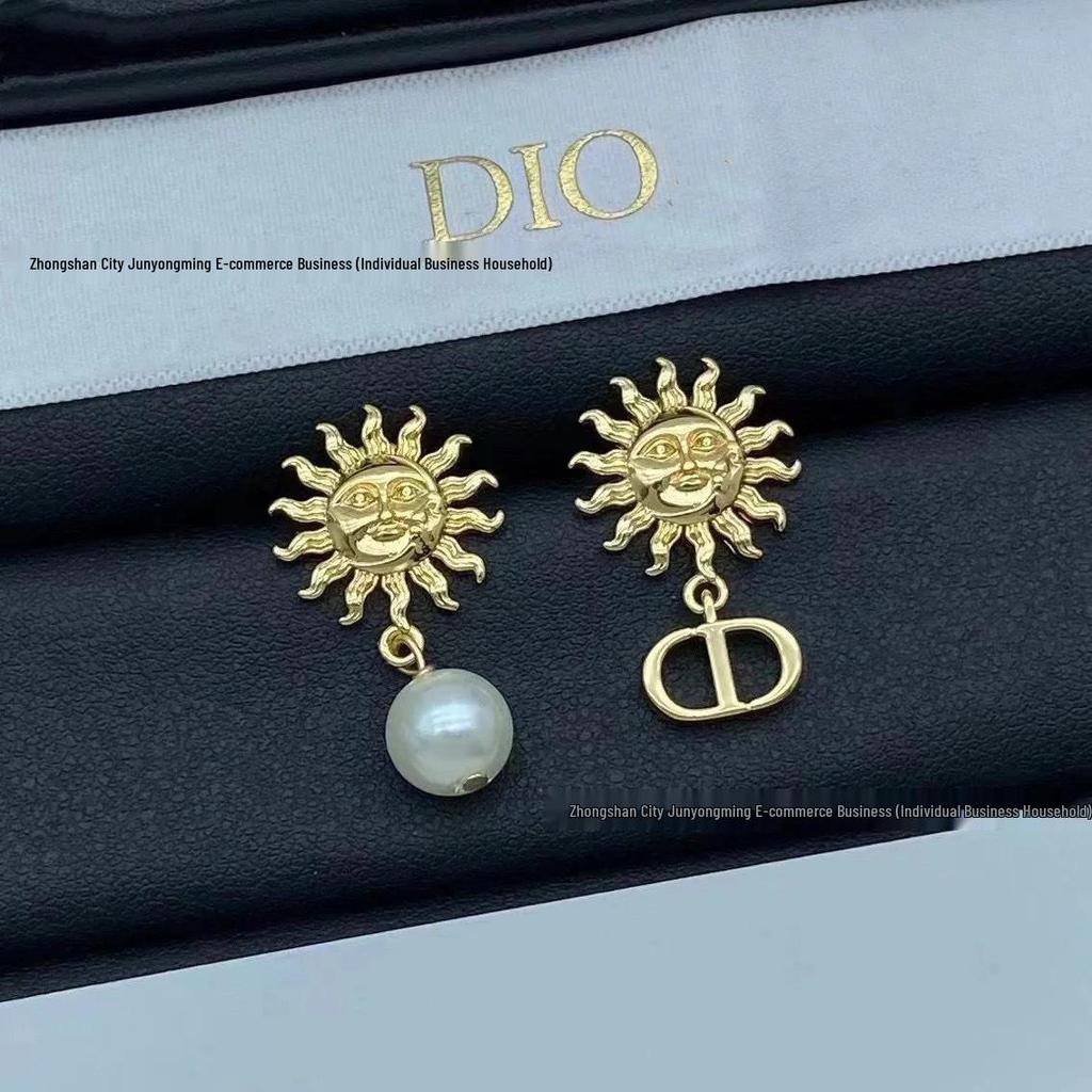 Asymmetrical Gold Pearl CD Stud Earrings – Niche Design for Women