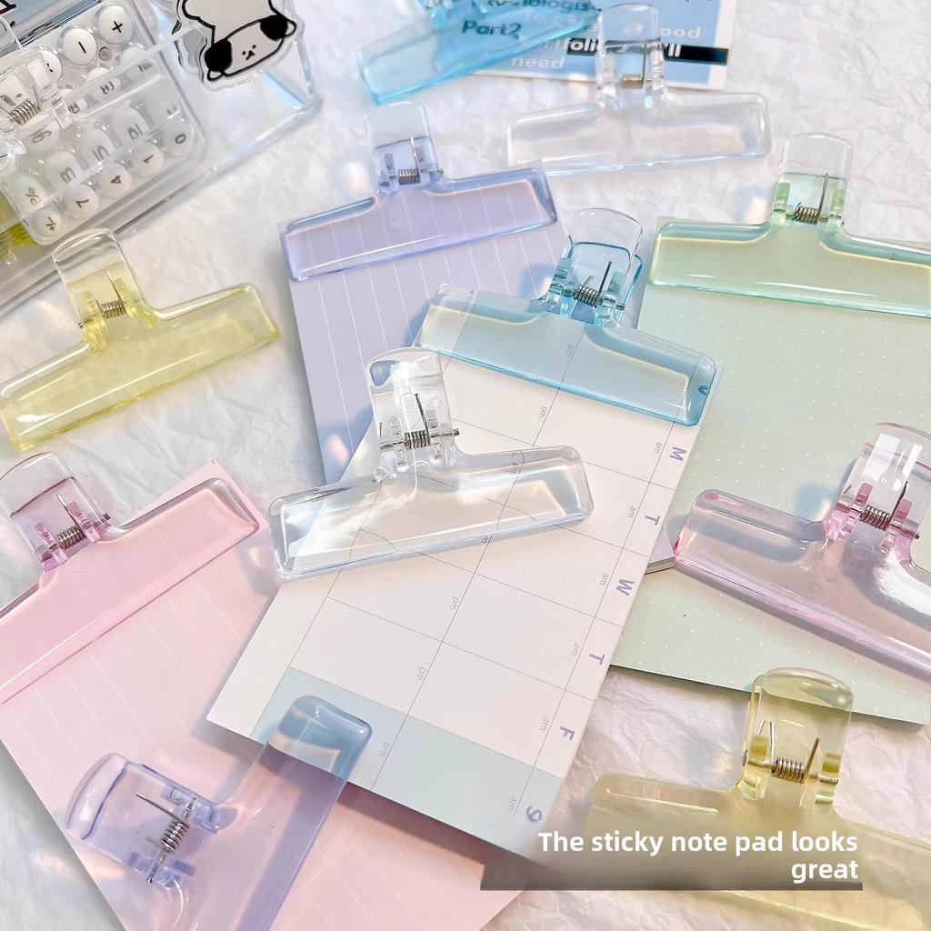 Зажим с длинным хвостом для хранения студенческих контрольных работ с высокой успеваемостью