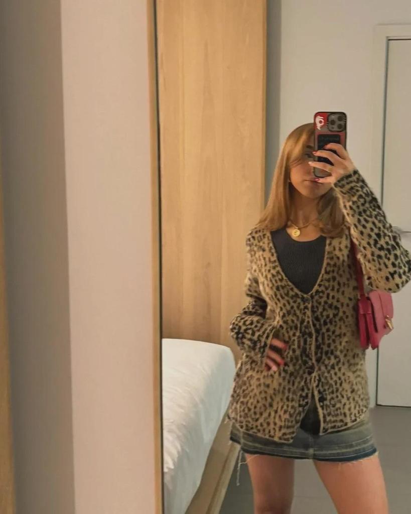 Кардиган с V-образным вырезом и леопардовым принтом в стиле ретро - мягкий и стильный свитер-жакет
