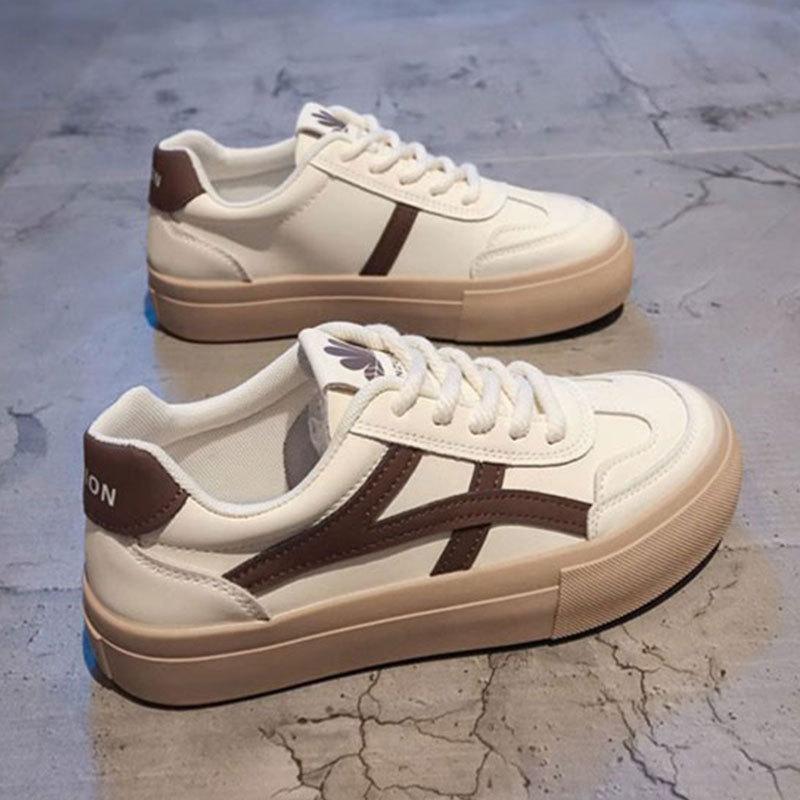 Маленькие белые туфли женские 2025 новая осень на плоской подошве повседневные спортивные кеды на платформе студенческие туфли для строевой подготовки популярные одинарные туфли