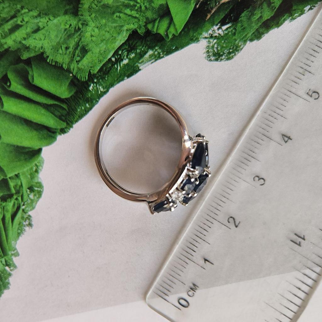 Серебряное кольцо с натуральным сапфиром 3.823ct, фианитами, вес изделия 4,03 гр (2180937)