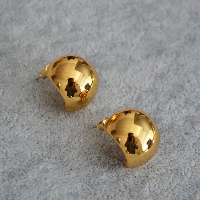 У Сон Хе Гё из корейской дорамы такие же гладкие сферические серьги-иглы из латуни с позолотой 925 пробы, серьги-гвоздики, французские серьги «Холодный ветер».