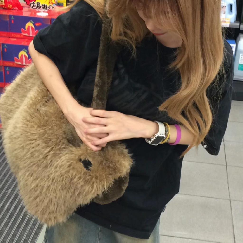 Dolphin Bag, Kapibara Bag, Fur Bag, Winter Large-Capacity Shoulder Bag, Women'S Bag, Plush Bag, Tote Bag.
