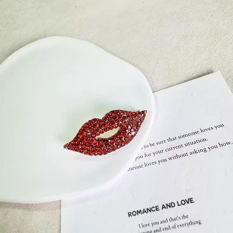 Ретро циркон красная губная брошь темперамент мода маленький аромат роскошь универсальная булавка анти-свет аксессуары