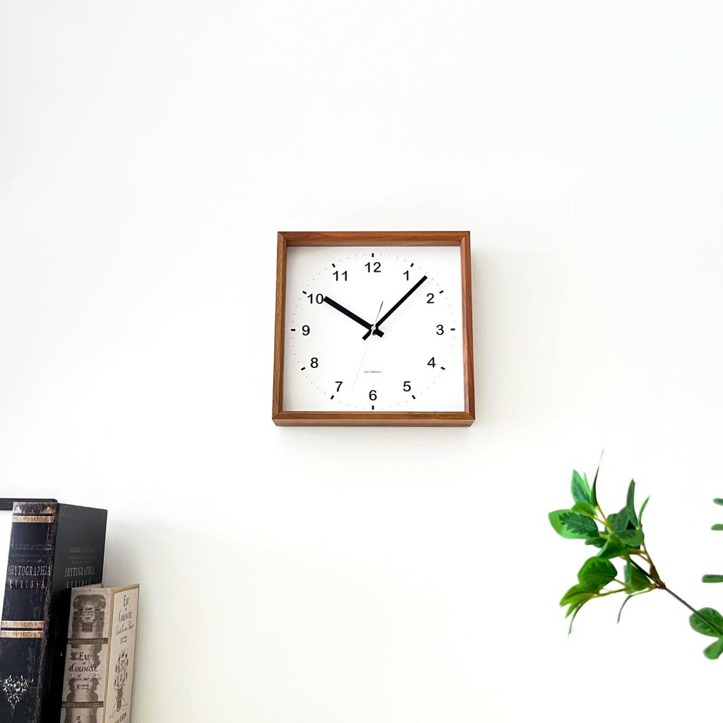 KATOMOKU Квадратные часы, Орех, km-37WA, Настенные часы с непрерывной секундной стрелкой, Прибл.. 25,7 см (Кварцевые часы)
