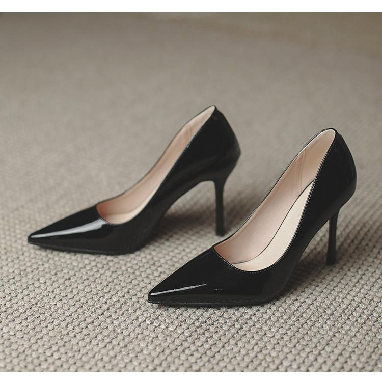 Туфли на высоком каблуке голого цвета с тонким каблуком из лакированной кожи с острым носком и неглубокой горловиной