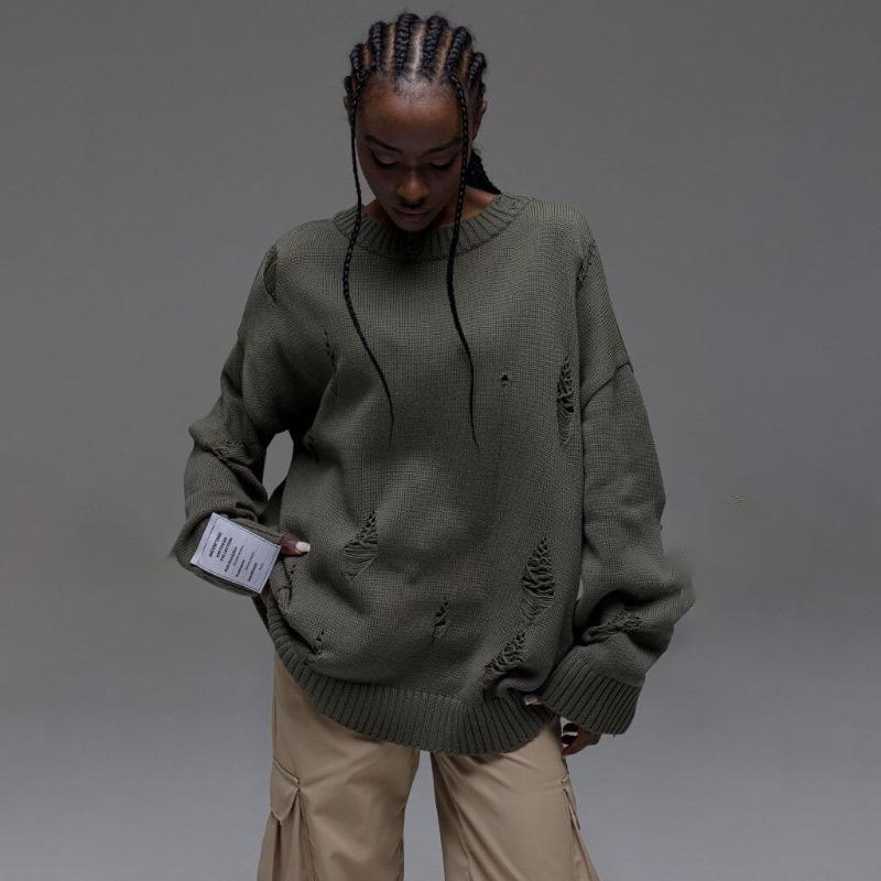 Женский рваный свитер с круглым вырезом