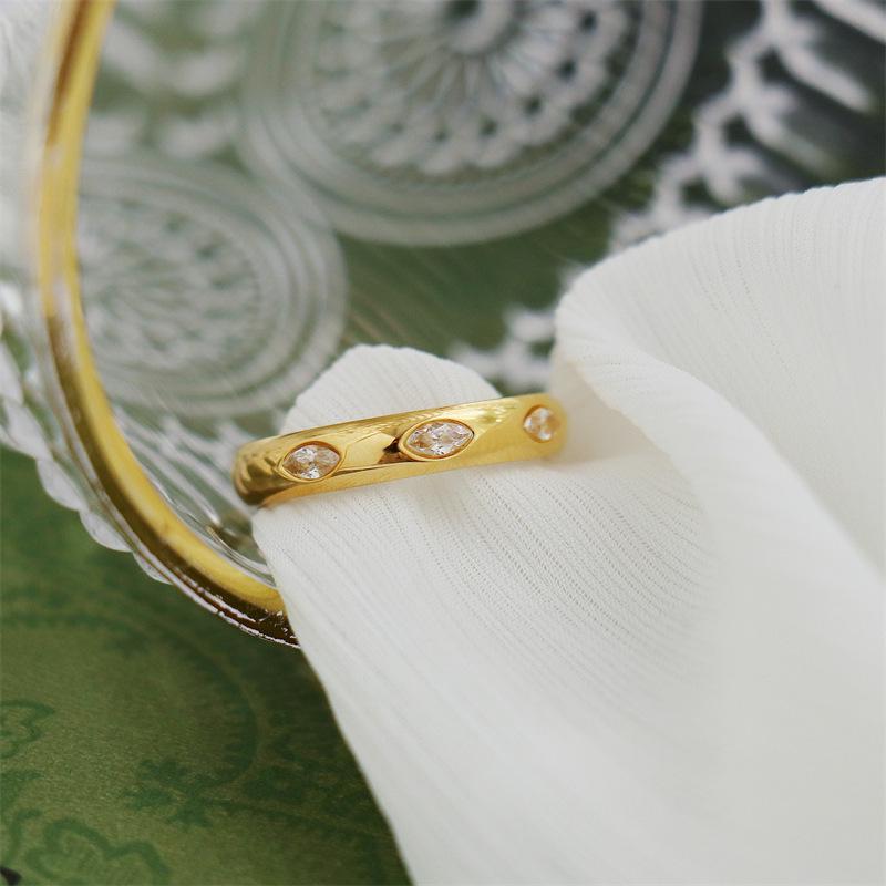 Ретро-модное кольцо из 18-каратного золота с зелеными и белыми бриллиантами неправильной формы