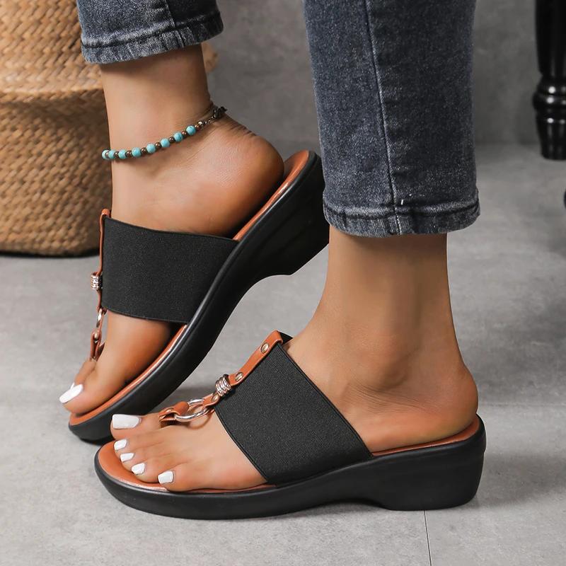 Мода 2024 года, горячая распродажа женской обуви, сандалии-шлепанцы, женские тапочки, модные пляжные тапочки с металлическим декором, женские новые однотонные тапочки на танкетке