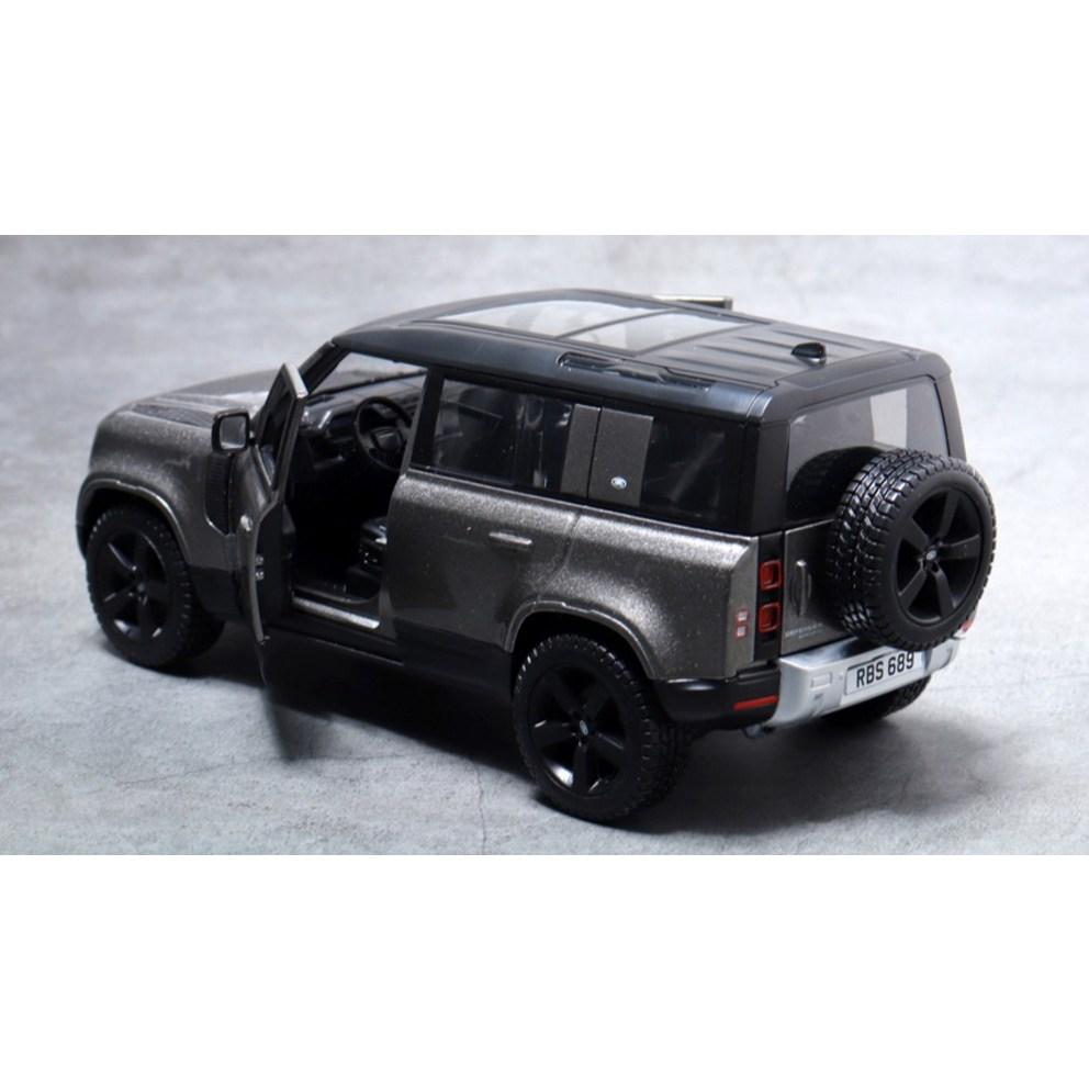 Brago 1:24 Land Rover Defender 2022 SUV Diecast Model Car - Silver