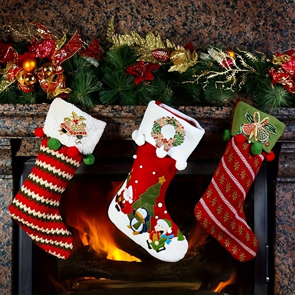 Набор из 10 праздничных рождественских брошей-пинов - Сверкающие кристаллы и эмаль, праздничные дизайны с Сантой, оленями, снежинками и многим другим