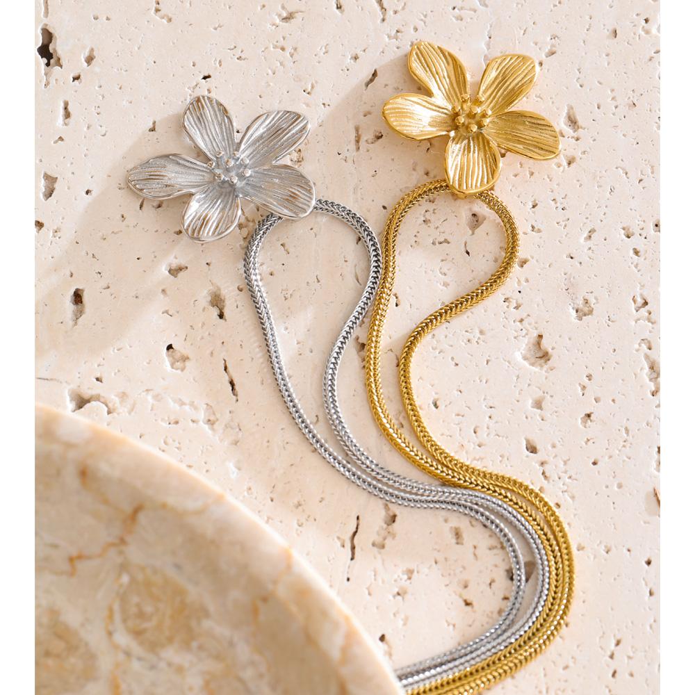 Yhpup Trending Stainless Steel Flower Necklace Pendant Hypoallergenic Metal Hot Style Attractive Jewelry Accessories Waterproof