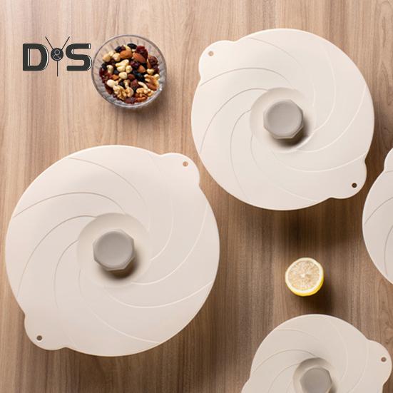 Простая в использовании крышка для защиты от разливов. Термостойкая, удобная крышка для сохранения свежести пищевого качества.