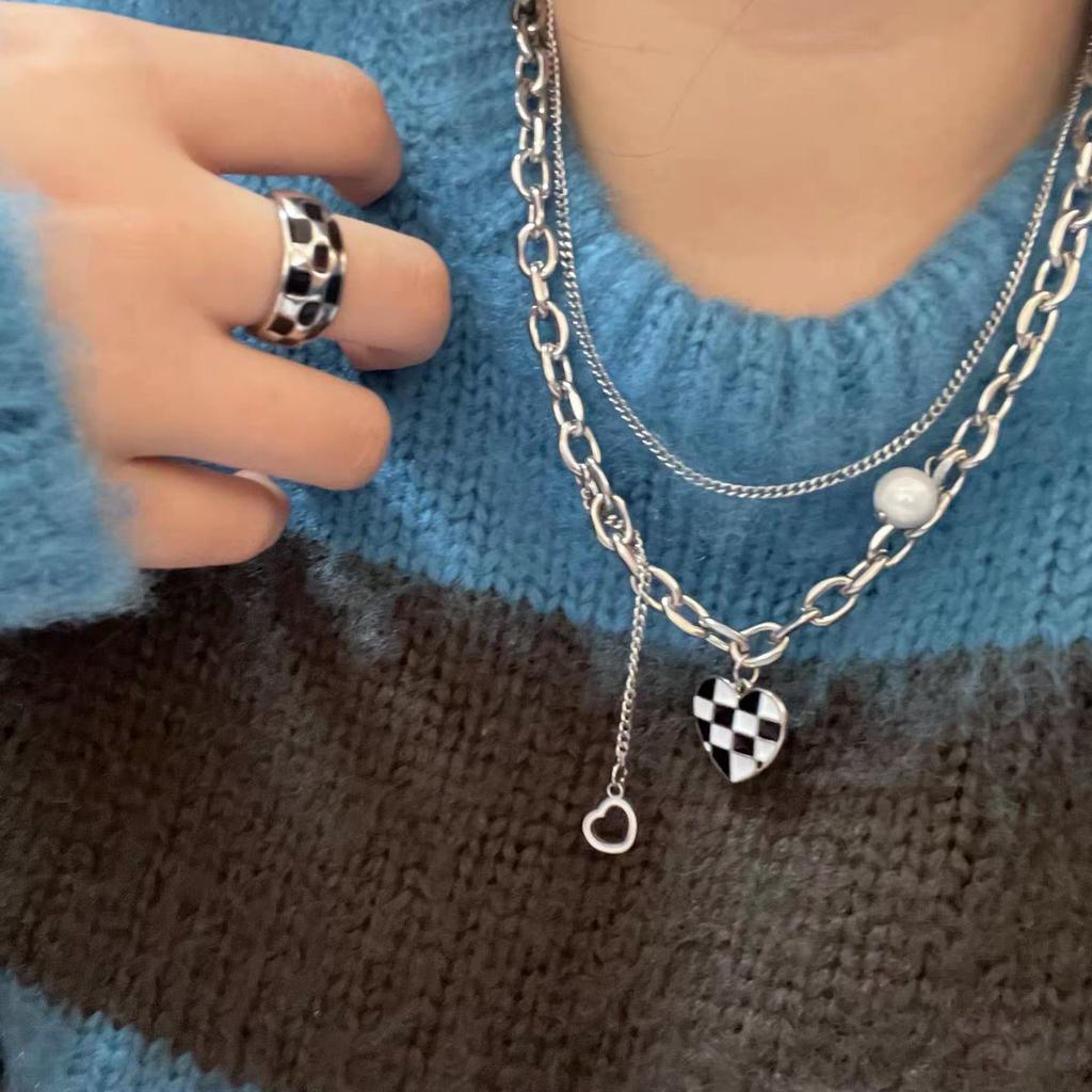 Черно-белое шахматное ожерелье в форме сердца с двойным слоем. Универсальное ожерелье в стиле «Темперамент».