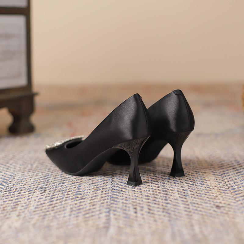 Туфли на шпильке с квадратным носком и стразами. Туфли с квадратной пряжкой. Женские туфли в корейском стиле из шелка и атласа с неглубоким носком. Однотонные повседневные туфли на высоком каблуке.