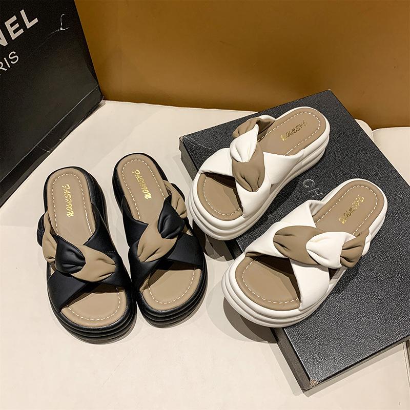 Slippers women's summer outer wear 2025 new color matching thick bottom word with beach cool slippers women