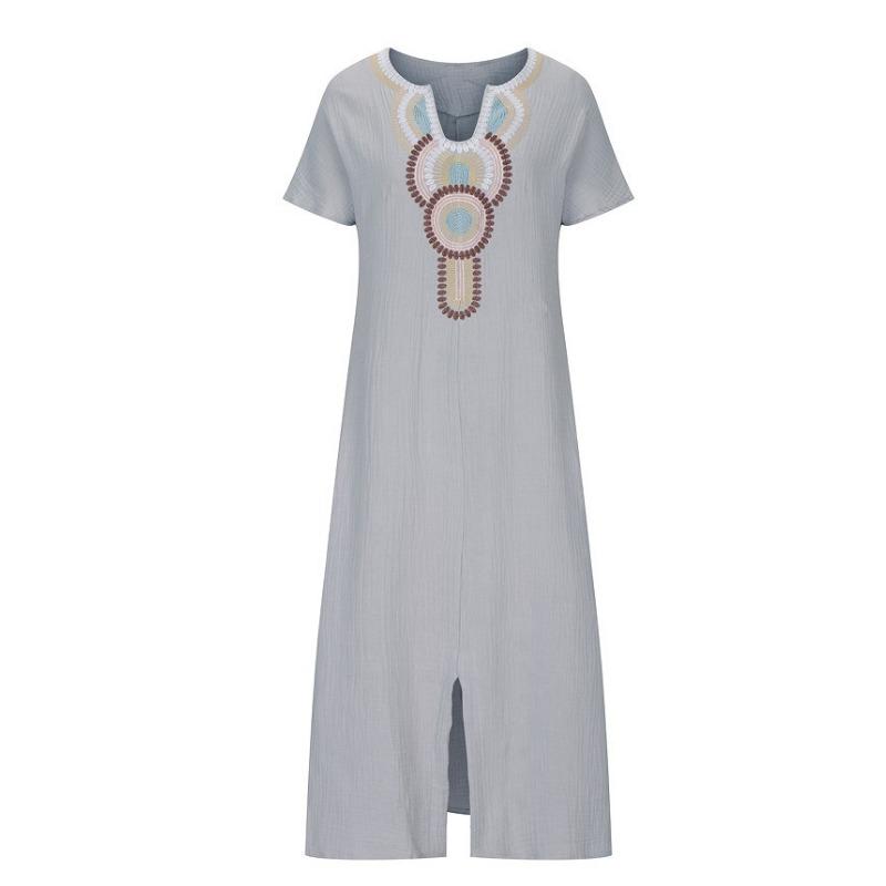 Платье с вышитым разрезом