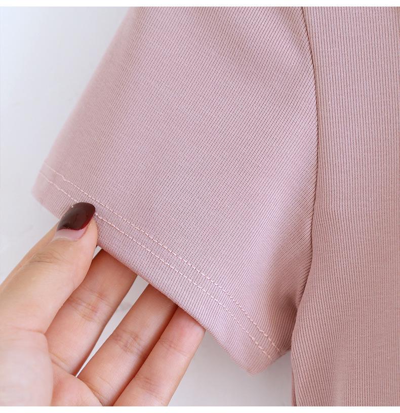 Женская футболка с коротким рукавом, подкладкой под грудь, неровным подолом, квадратным воротником и лифом-бюстгальтером — идеальный вариант для лета.