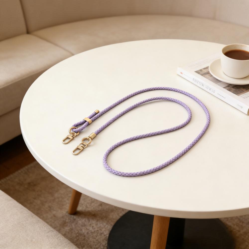 Регулируемый плетеный кожаный ремешок через плечо и брелок для телефона.