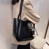 Портативная женская сумка большой вместимости 2025 осень и зима новая ins сумка-тоут ручная ретро нишевая сумка под мышку сумка на плечо