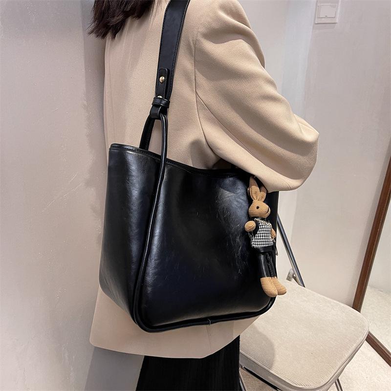 Портативная женская сумка большой вместимости 2025 осень и зима новая ins сумка-тоут ручная ретро нишевая сумка под мышку сумка на плечо