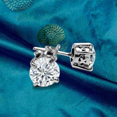 Серьги-гвоздики из серебра 925 пробы с муассанитом