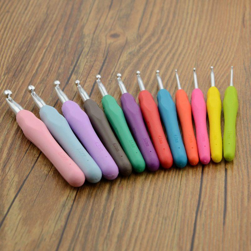 Ручка Алюминий Вязание крючком Красочные TPR Мягкие Твердые Вязание Крючком Иглы Свитер Вязание Крючком Оптовая Металлический Крючок Набор Ручной Работы DIY