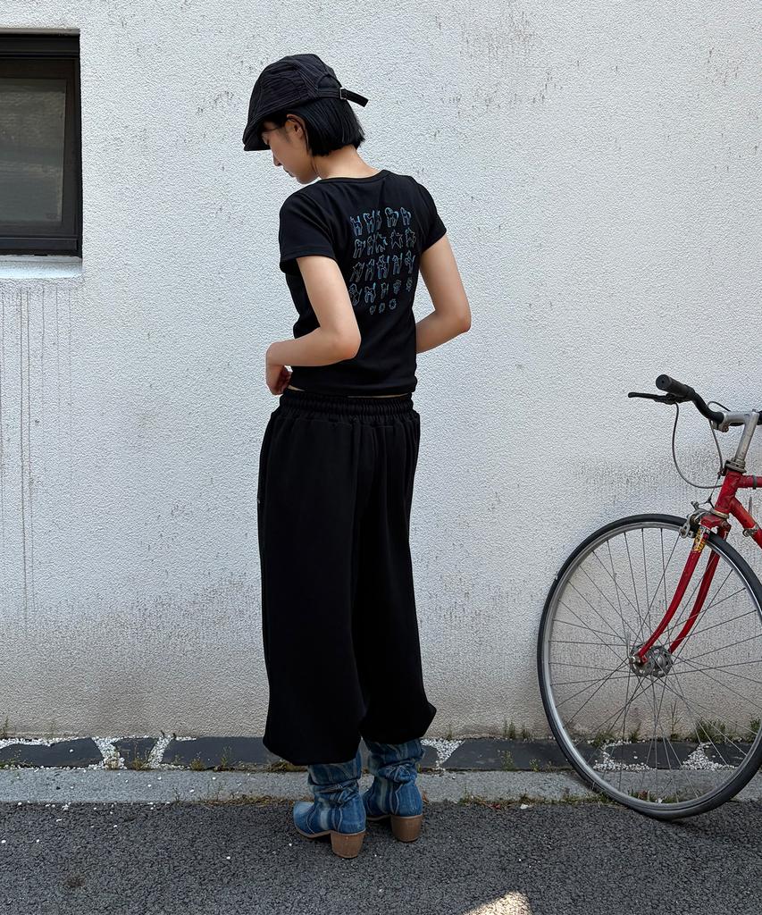 CHICKS All-Light Embroidered One-Pleat Wide Sweatpants Black