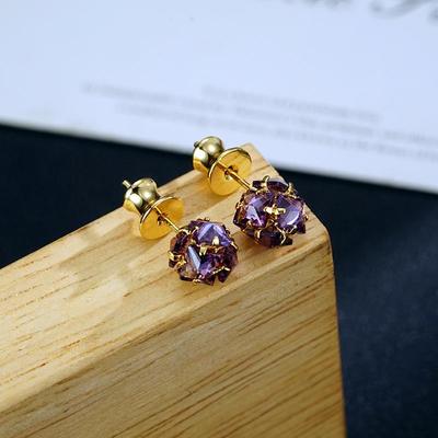 Изысканные серьги-пусеты с инкрустацией фиолетовым цирконом и застежками в виде бамбуковых коленцев
