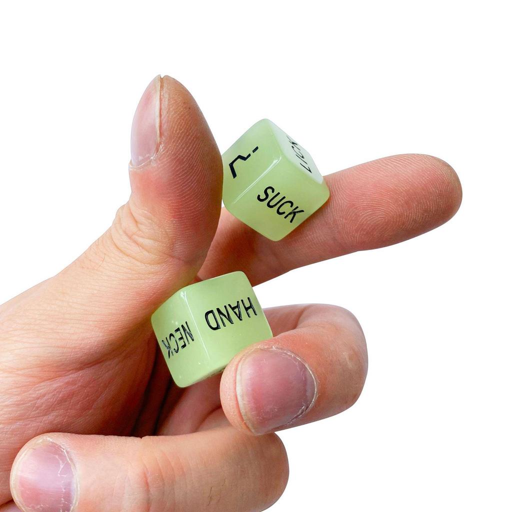 Светящиеся английские игральные кости для флирта: Пара светящихся в темноте игральных костей для творческой игры на смену поз.