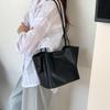 Retro Style Tote Bag Large Capacity Women's New Soft Leather Bucket Commuter Bag Versatile Fashion Women's Shoulder Bag