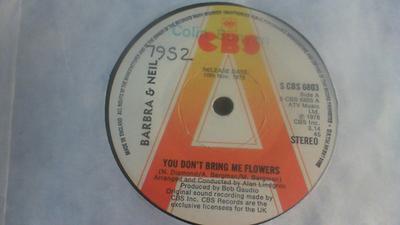 7-дюймовая пластинка BARBRA STREISAND & NEIL DIAMOND - You Don't Bring Me Flowers SCBS6803PROMO CBS 1978 UK Рок Б/У